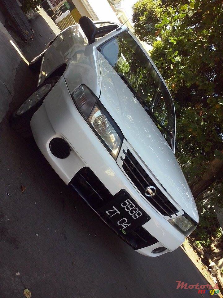 2004' Nissan AD autovan photo #2