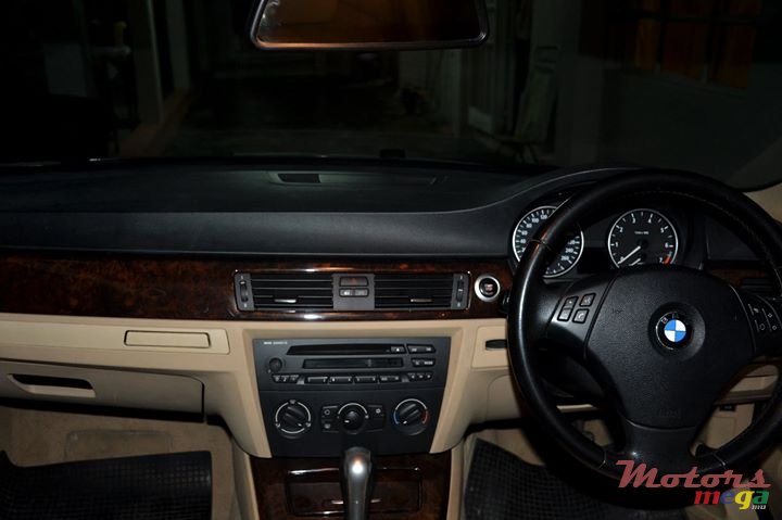 2005' BMW 3 Series 320i photo #6