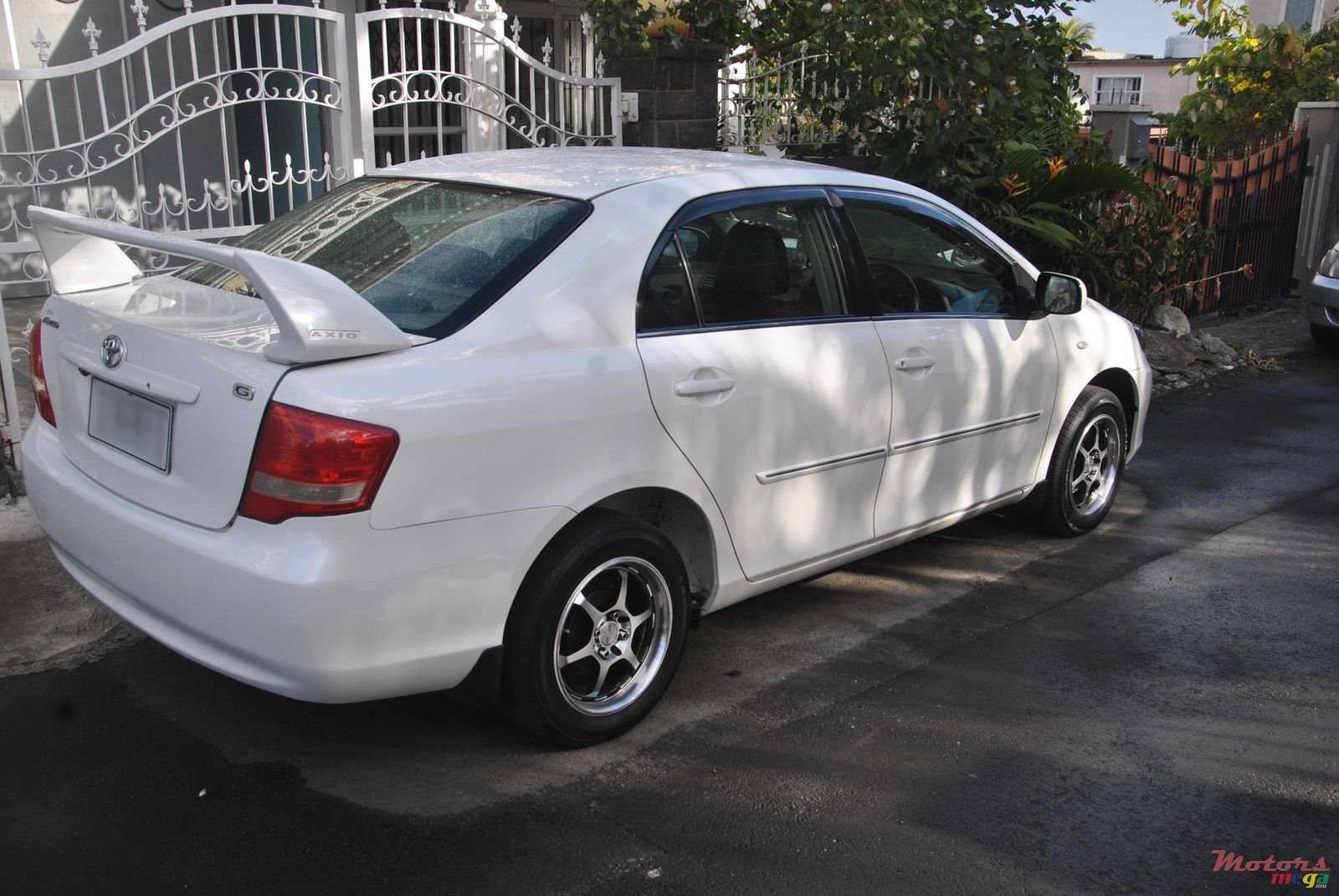 2009' Toyota Axio photo #2