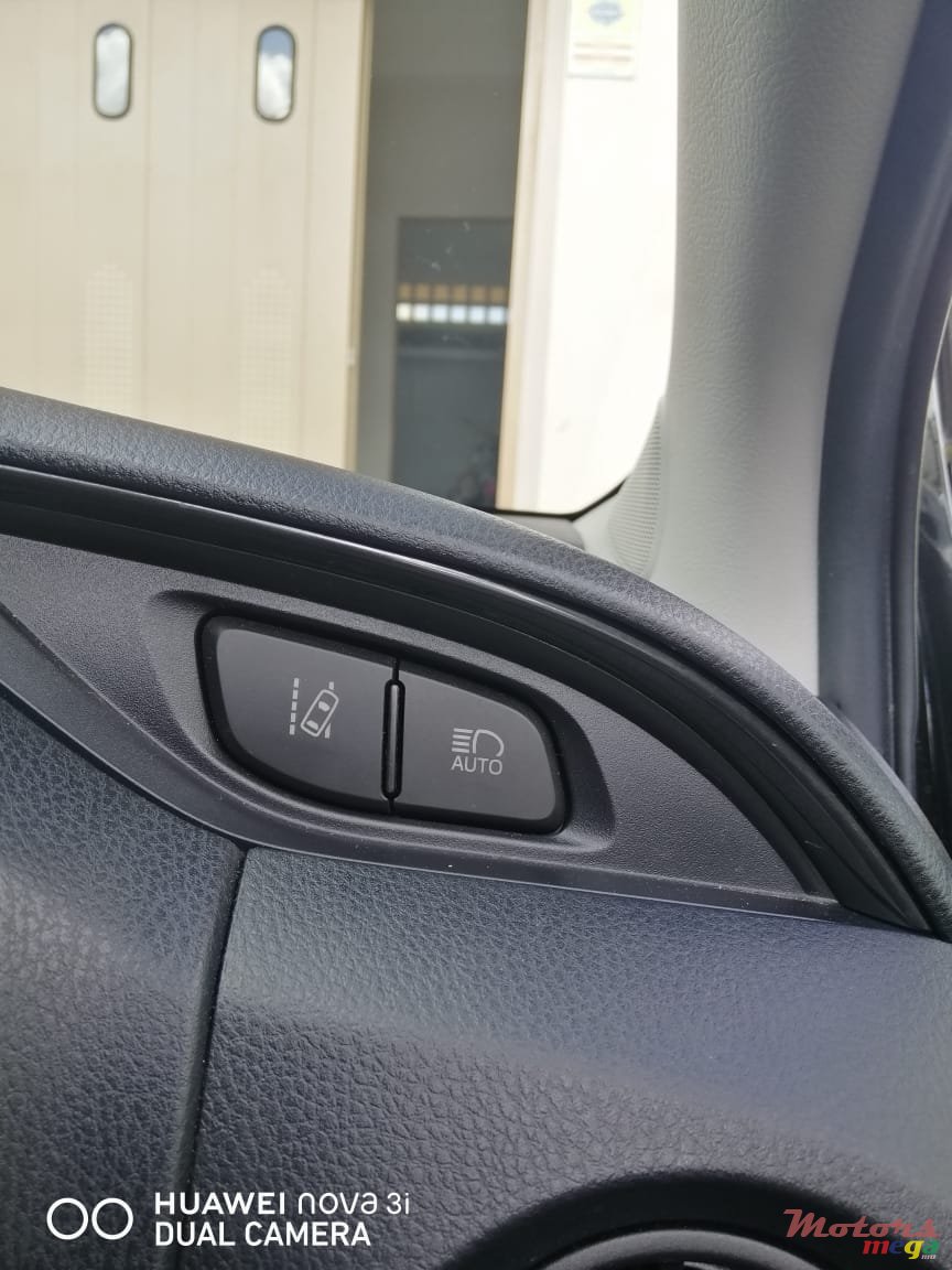 2017' Toyota Vitz photo #7