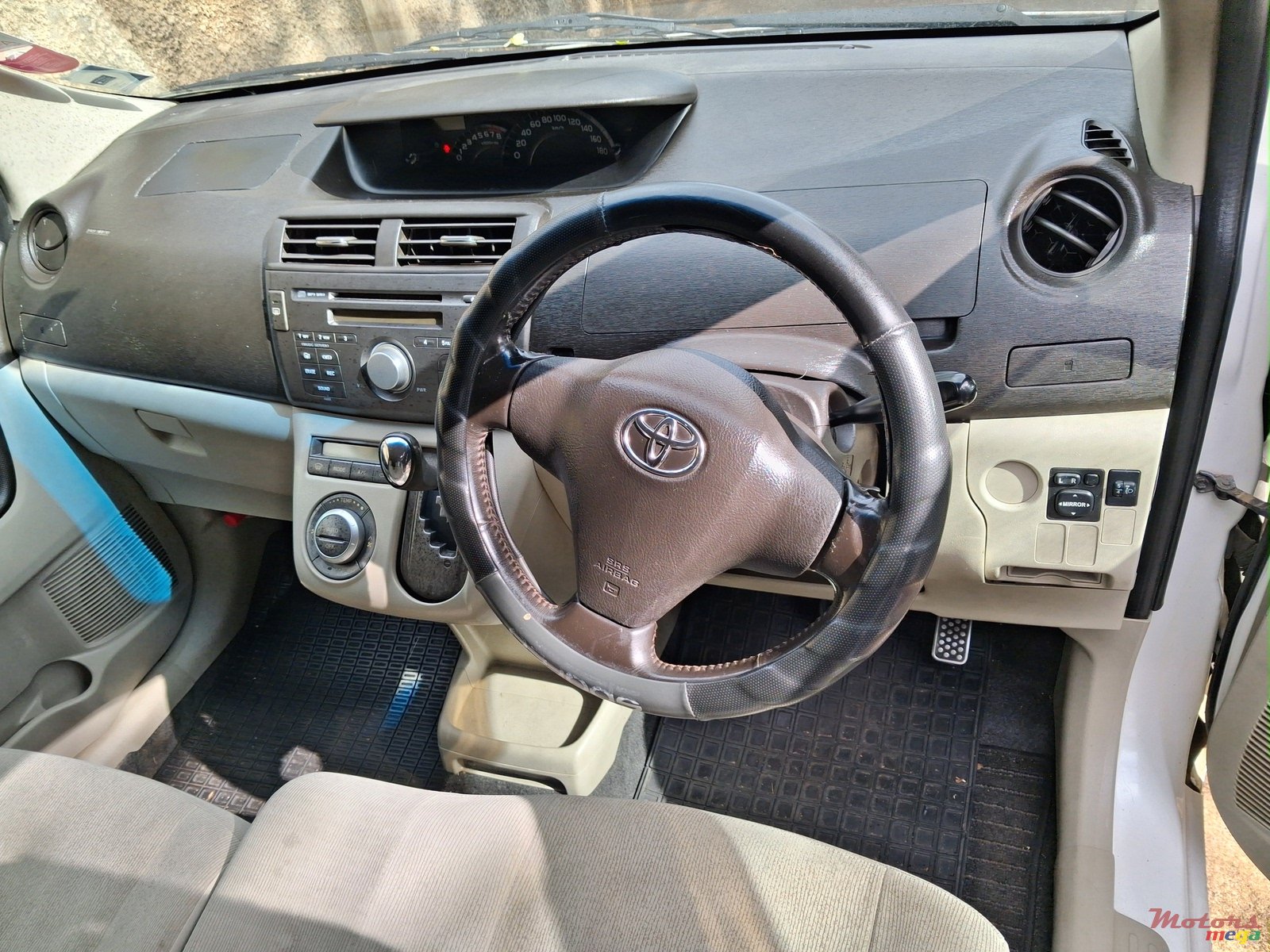 2010' Daihatsu Boon Luminas/Passo Sette photo #3