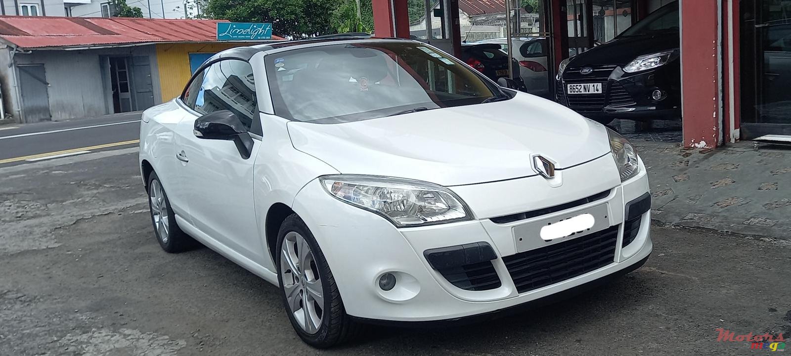 2011' Renault Megane Convertible photo #4