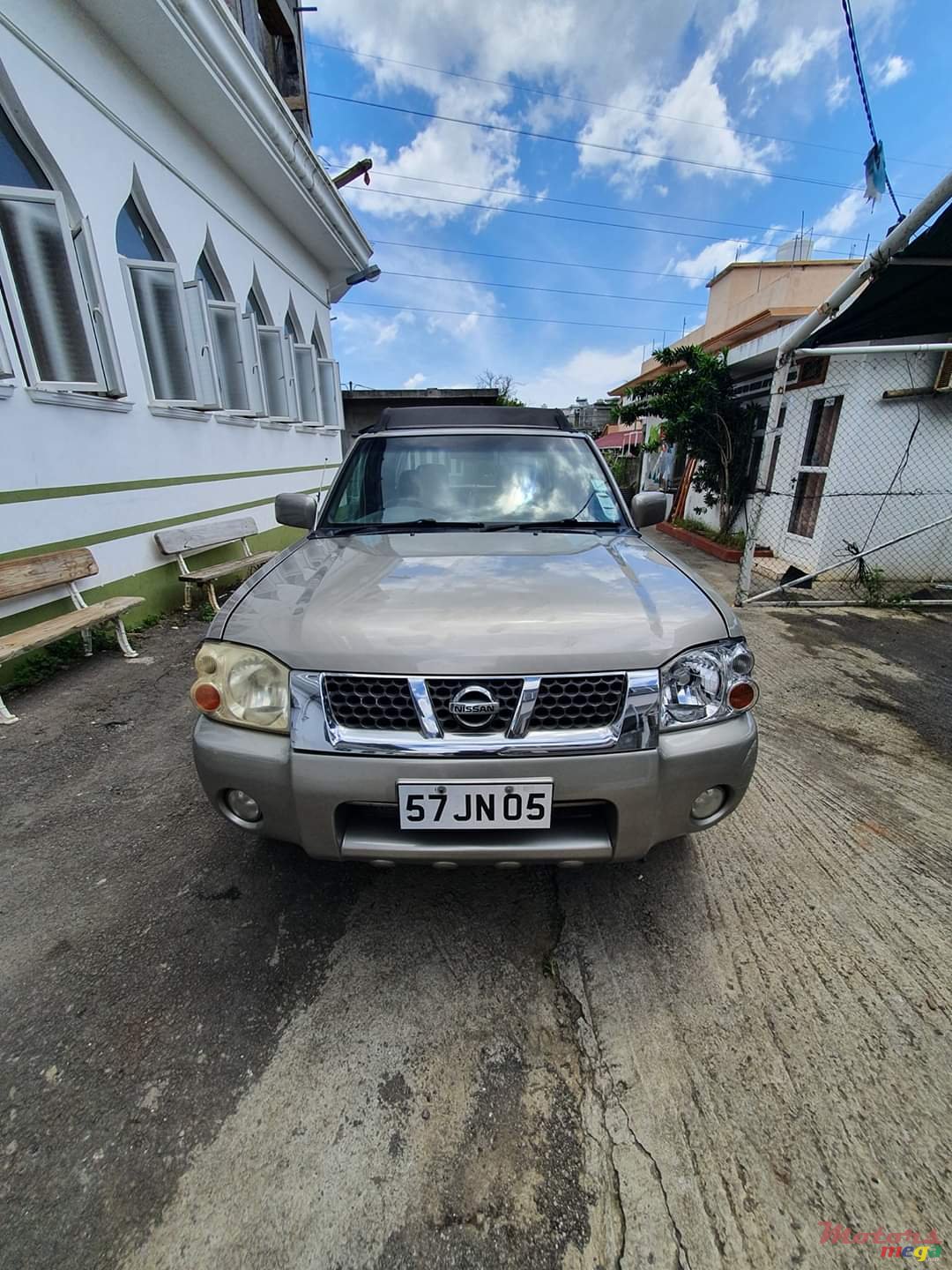 2005' Nissan Hardbody photo #1