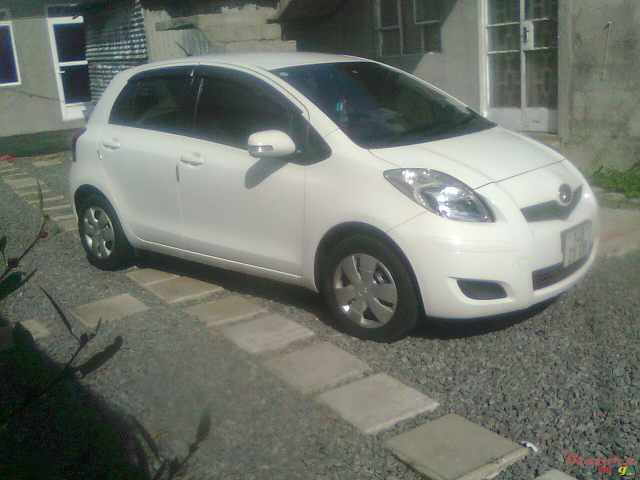 2008' Toyota Vitz photo #1