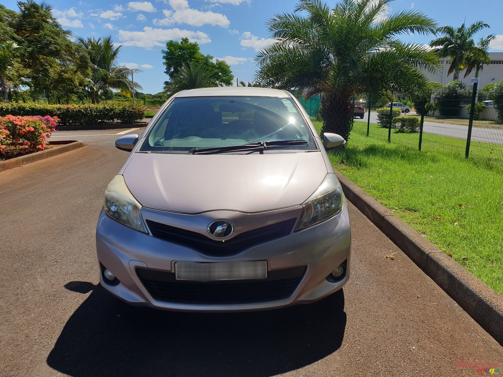 2011' Toyota Vitz photo #4