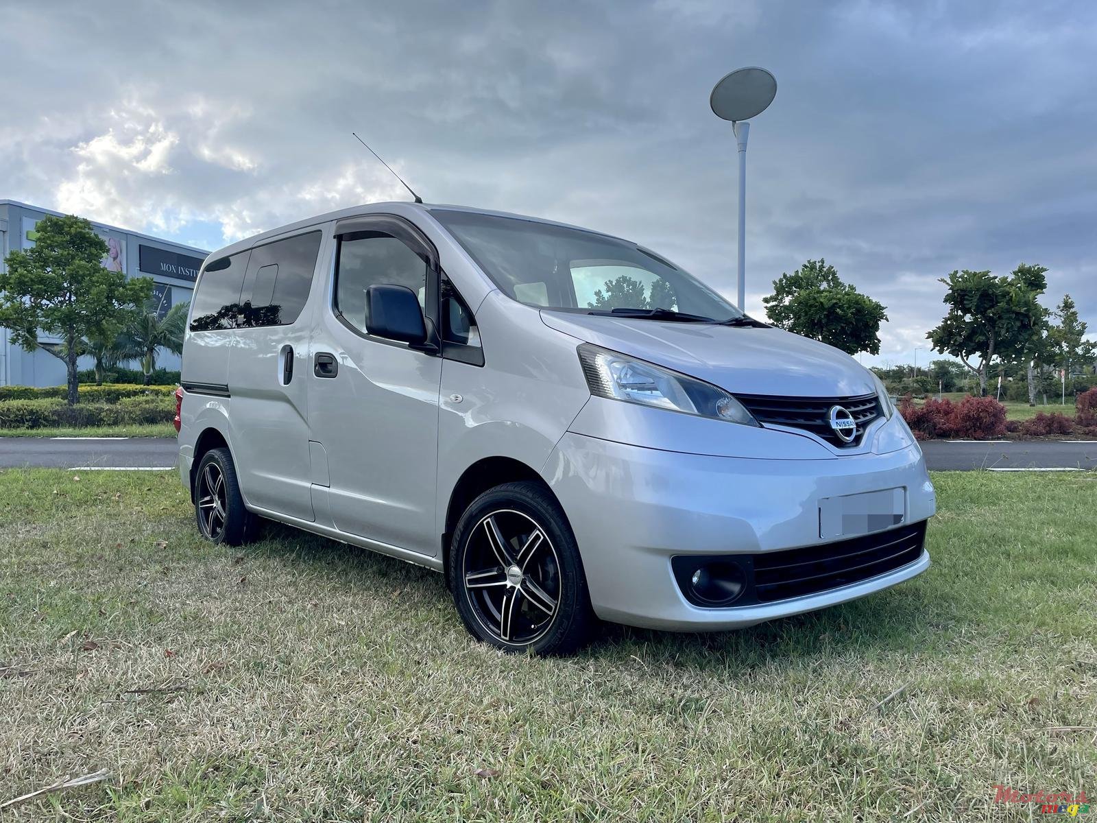 2011' Nissan NV photo #1