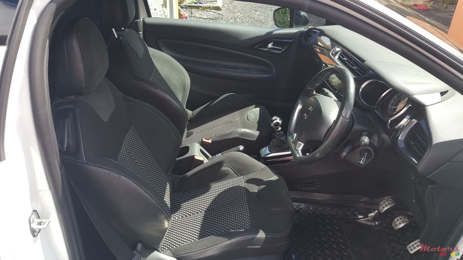 2011' Citroen DS3 photo #7