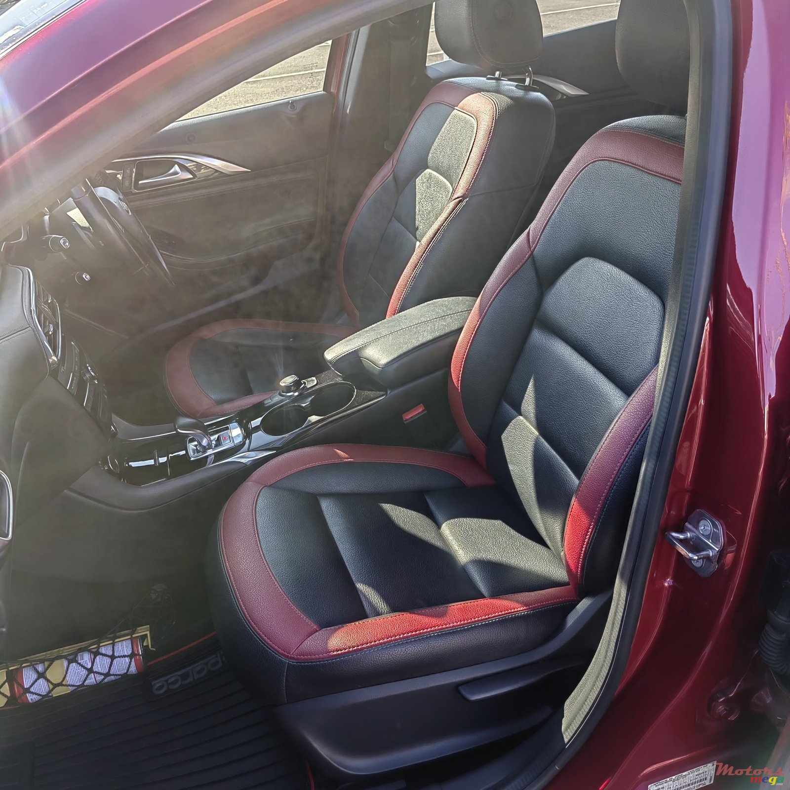 2020' Infiniti Q30 photo #4
