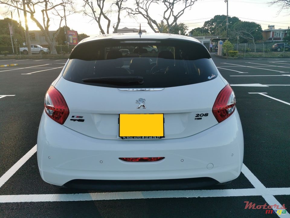 2015' Peugeot 208 Hatchback photo #3