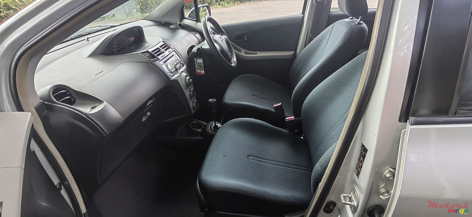 2006' Toyota Vitz photo #5