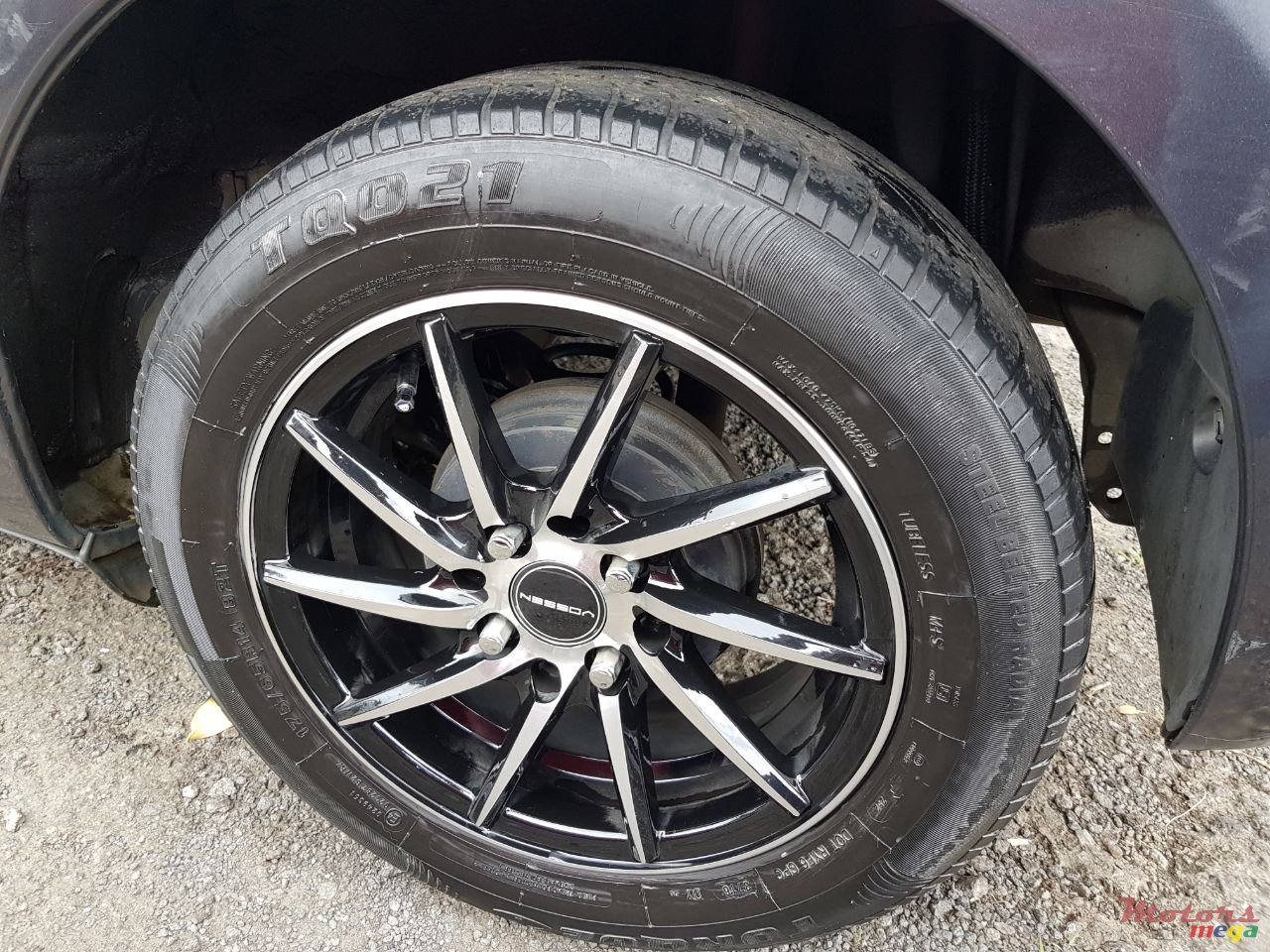 2011' Toyota Vitz photo #6