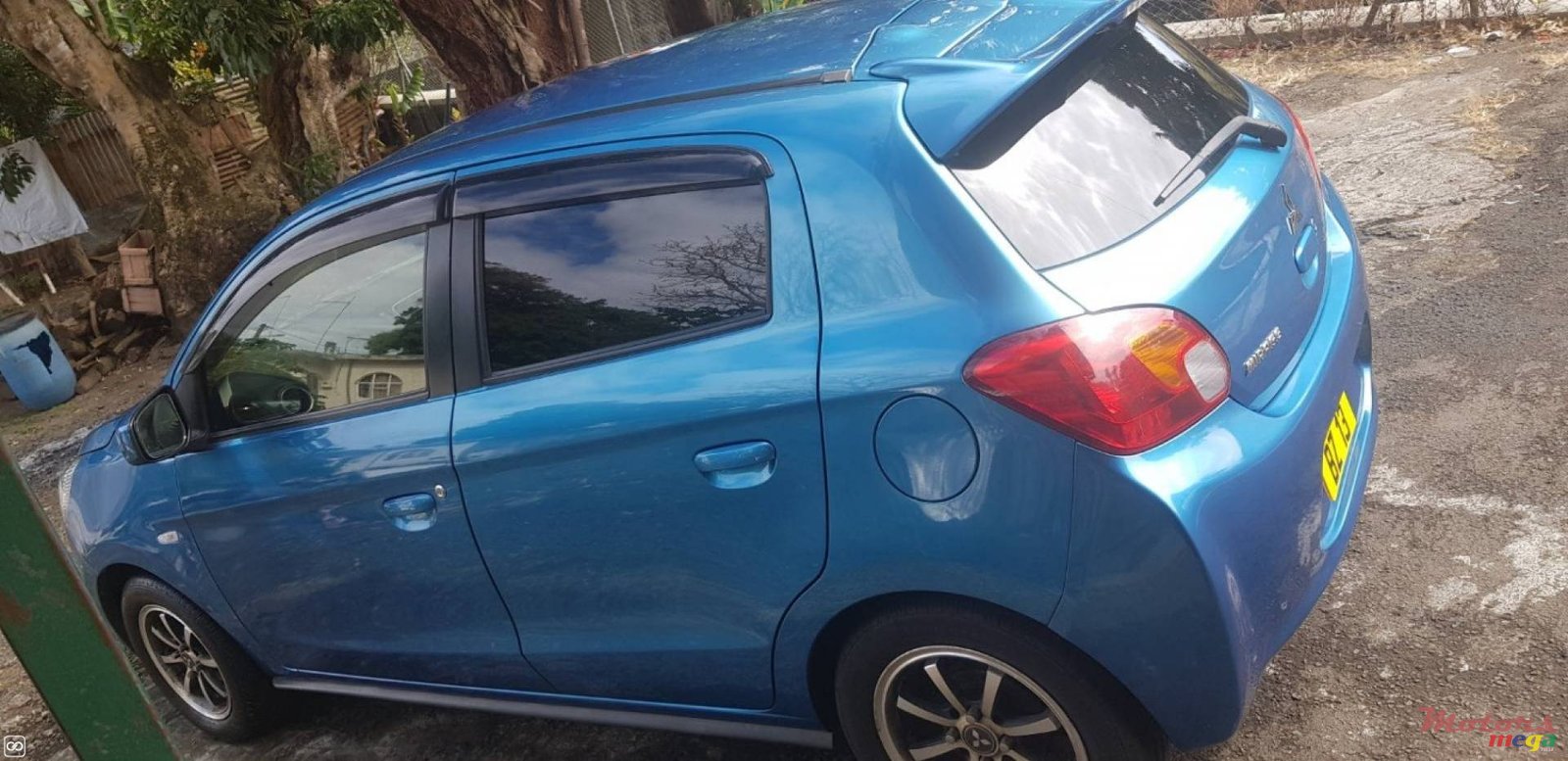 2013' Mitsubishi Mirage photo #2