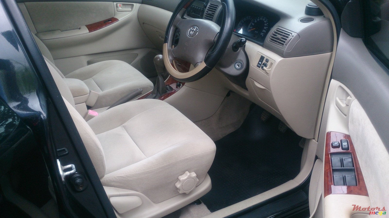 2004' Toyota Corolla NZE  photo #2