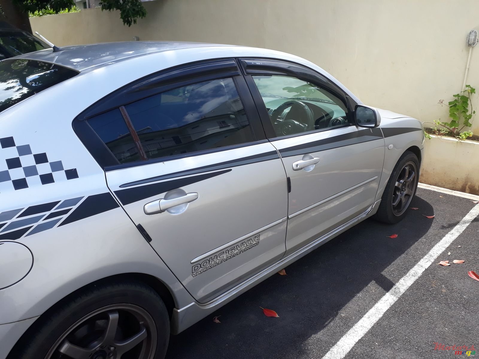 2004' Mazda 3 AXELA photo #2