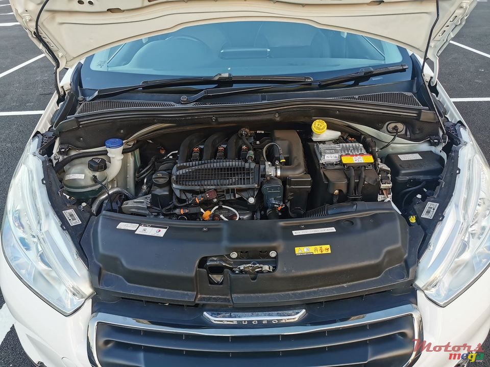 2015' Peugeot 208 Hatchback photo #6