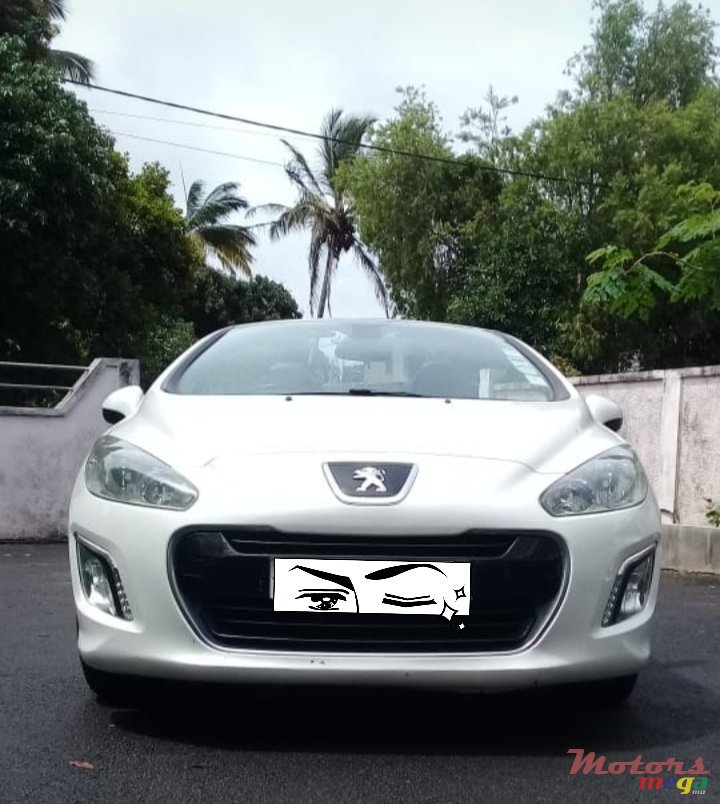 2012' Peugeot 308 Cabriolet photo #1