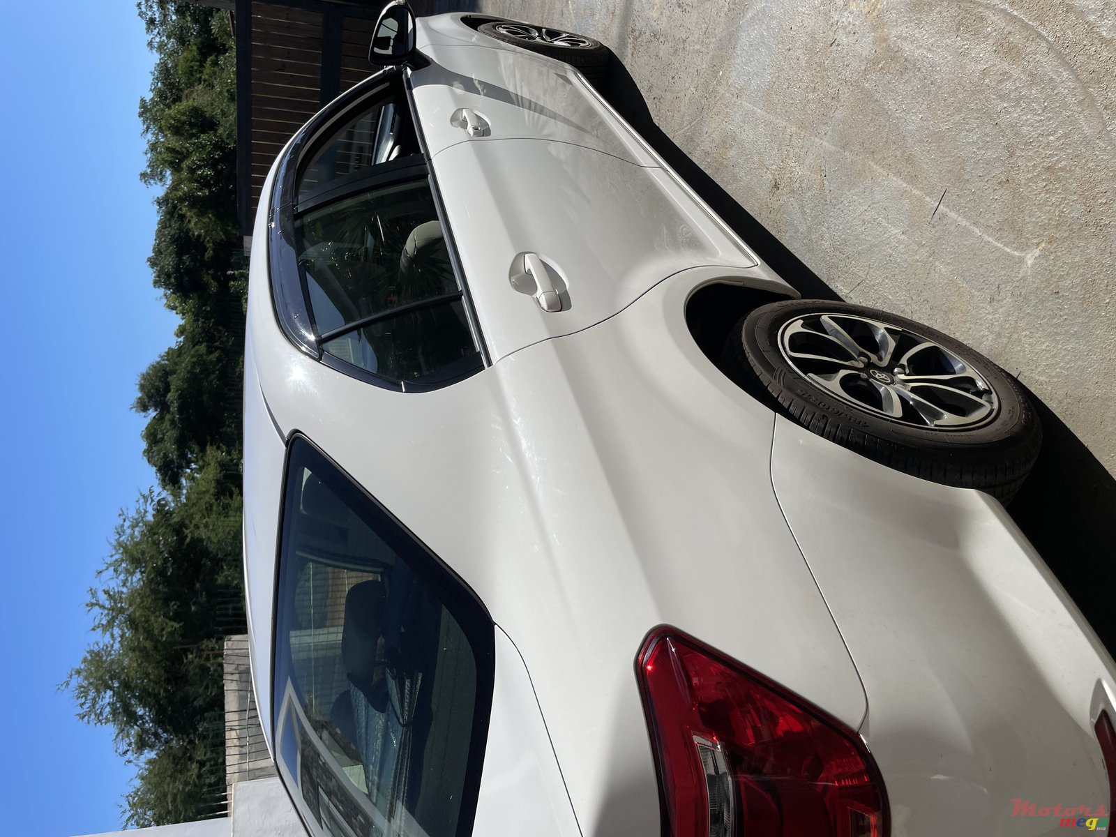 2017' Toyota Corolla Axio photo #5