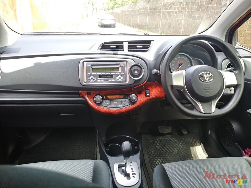 2013' Toyota Vitz 1.3 U package photo #7