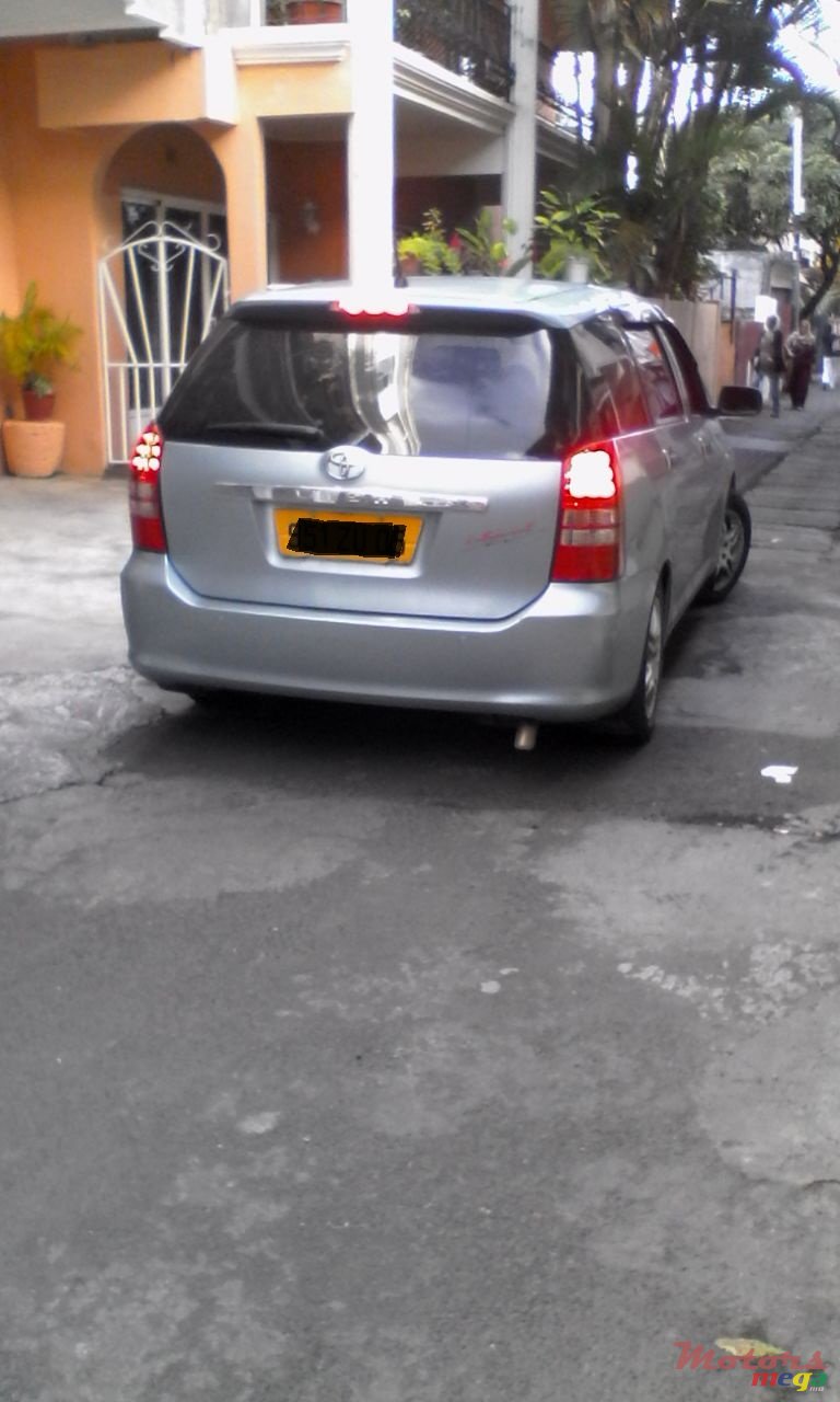 2005' Toyota Wish photo #2