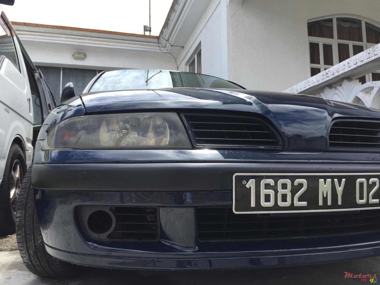 2002' Mitsubishi Carisma photo #2