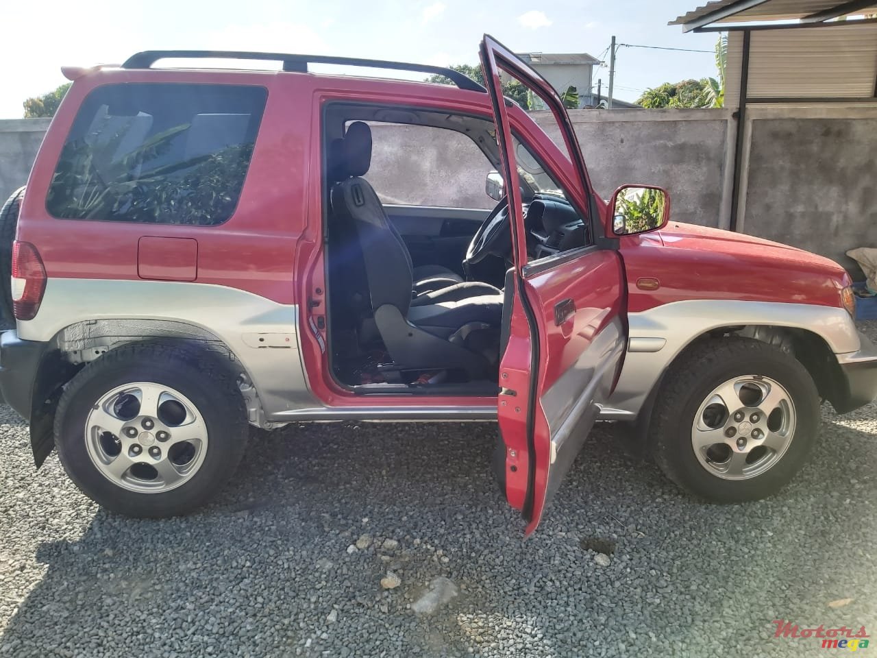 2001' Mitsubishi Pajero photo #7