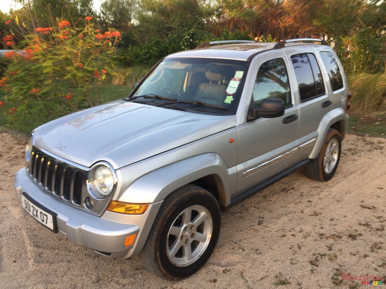 2007' Jeep Cherokee photo #2