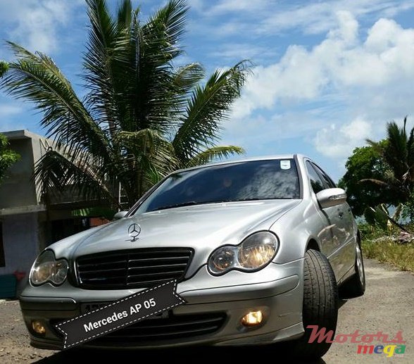 2005' Mercedes-Benz 220 C 220 CDI photo #3