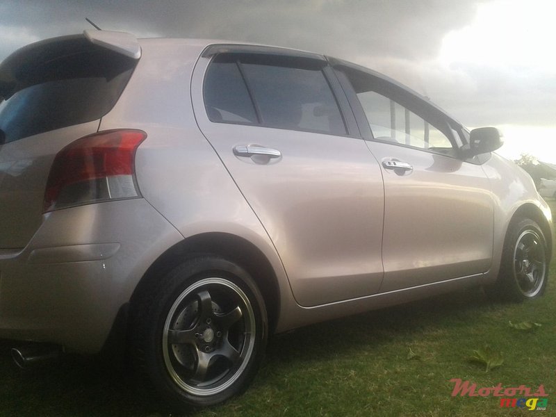 2010' Toyota Vitz photo #2