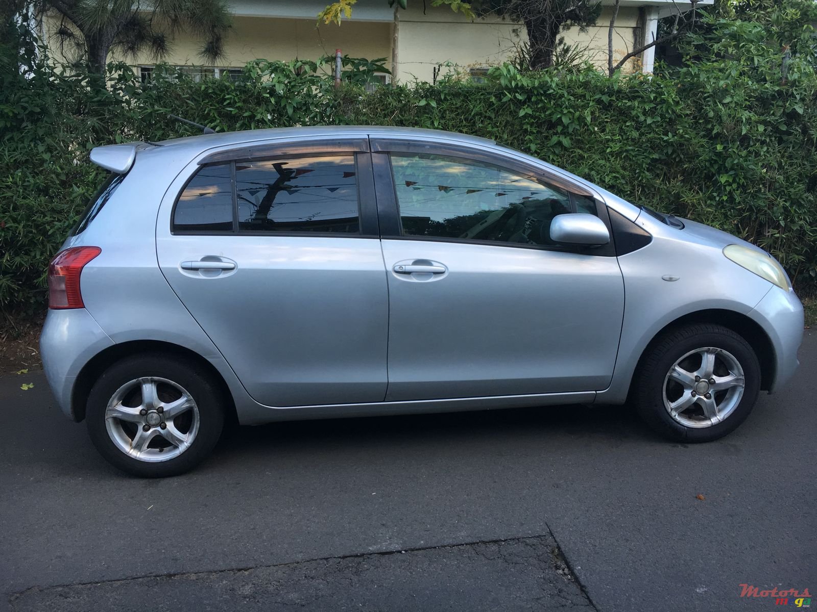 2005' Toyota Vitz photo #1