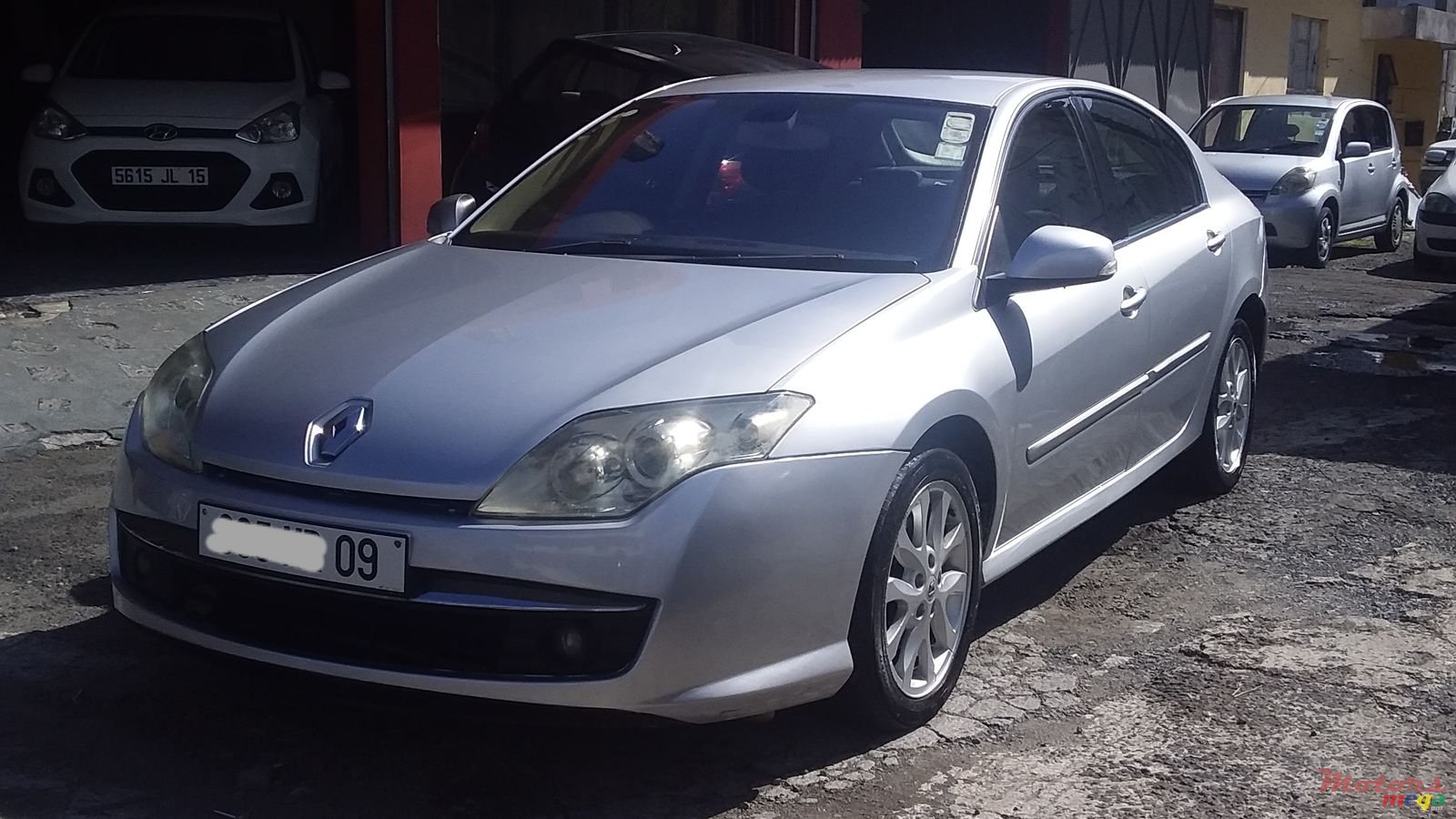 2009' Renault Laguna photo #1