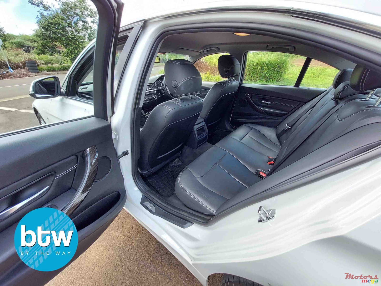 2012' BMW 3 Series photo #5