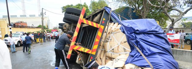 Accident à Camp-Chapelon: un camion de sucre se renverse sur des véhicules