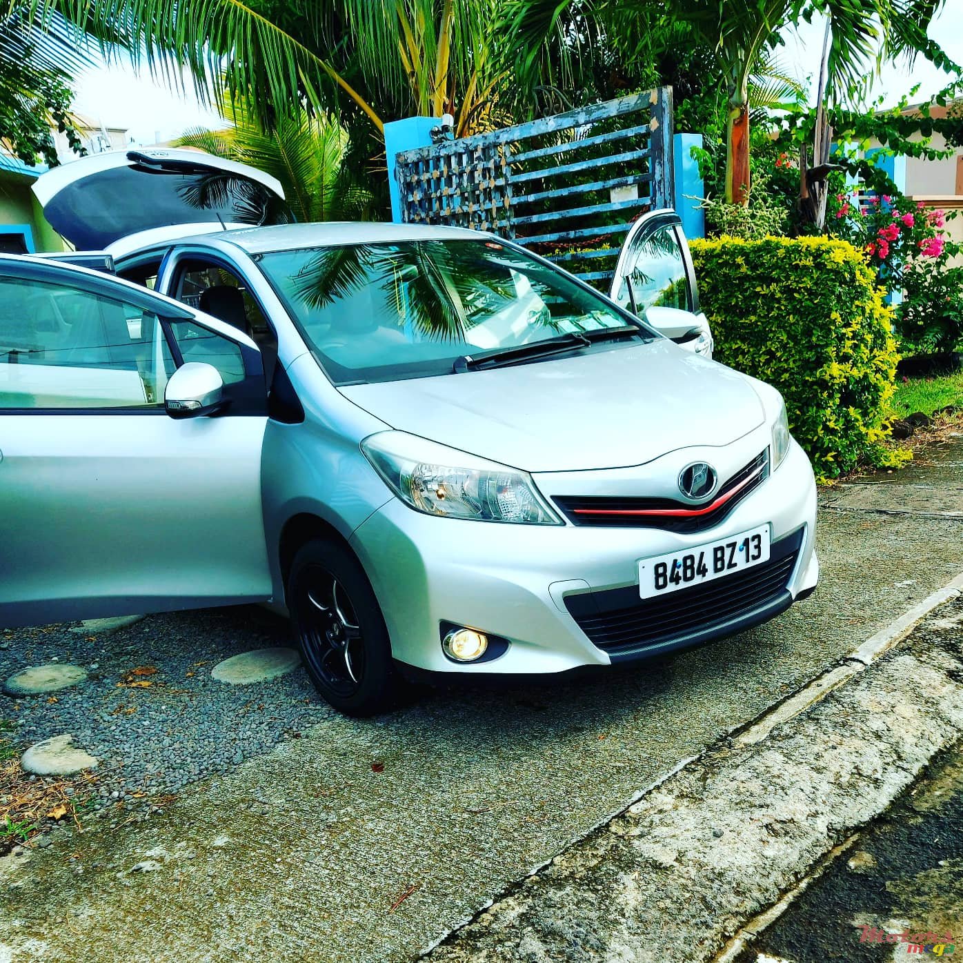 2013' Toyota Vitz Dorigine photo #4