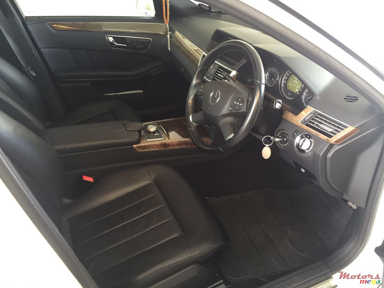 2011' Mercedes-Benz E-Class E350 CDI photo #2