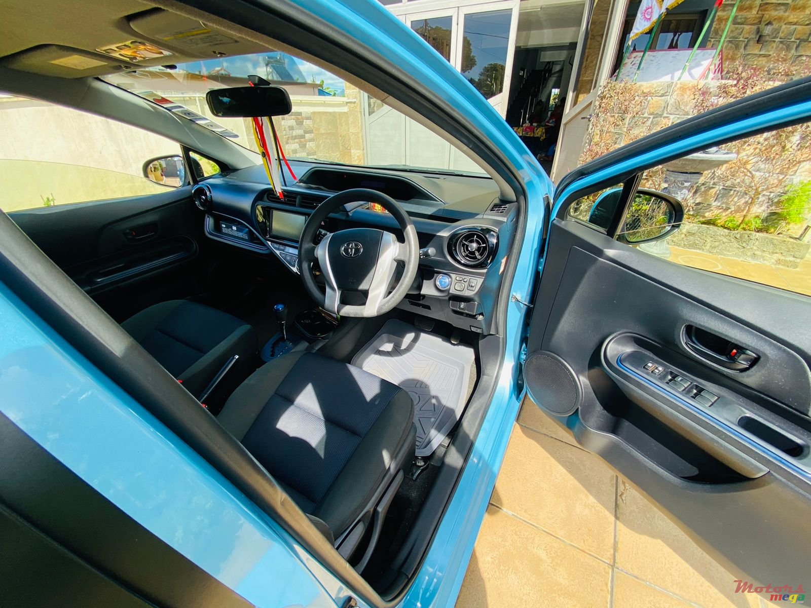 2015' Toyota Aqua photo #6