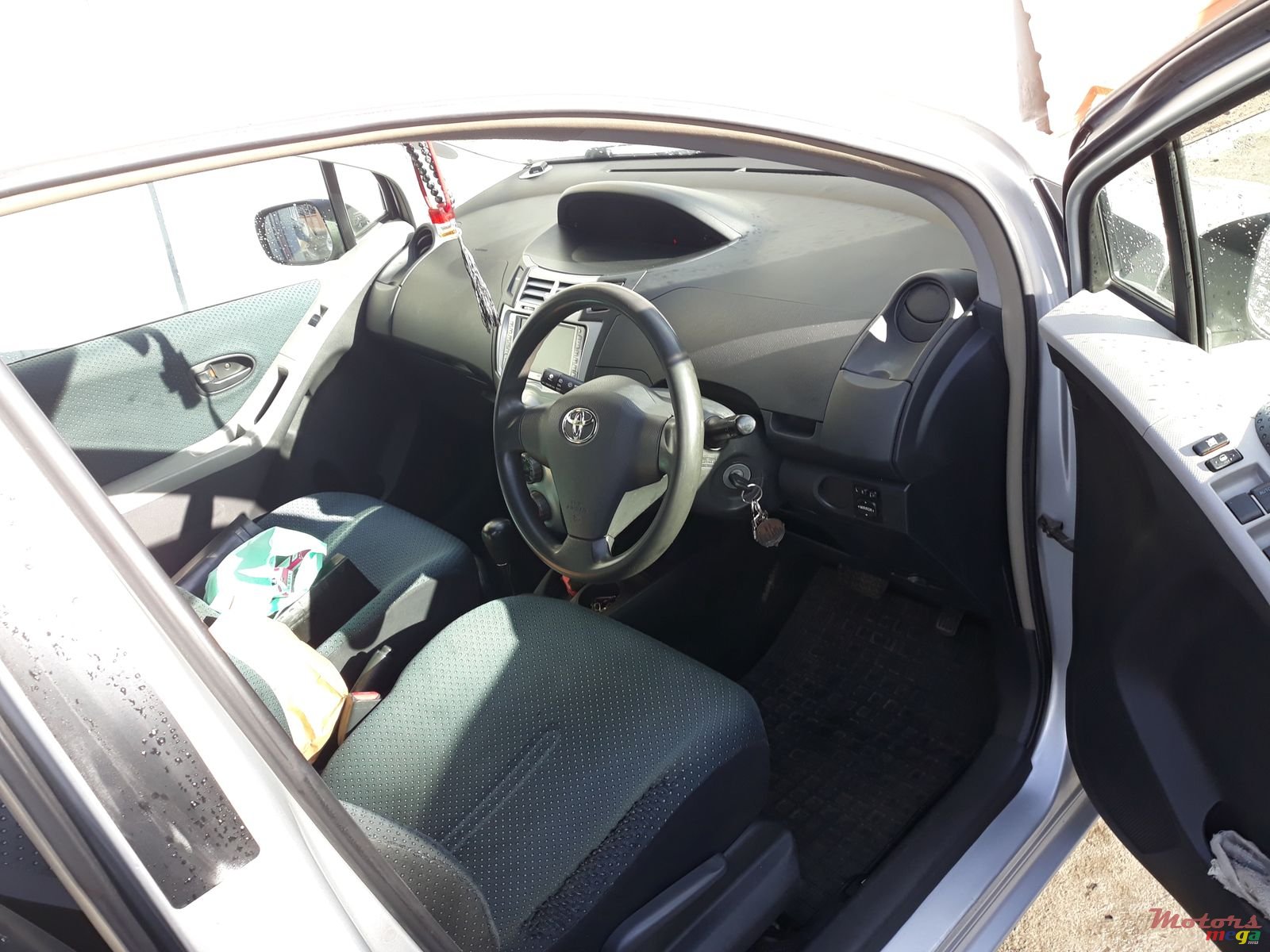 2005' Toyota Vitz photo #4