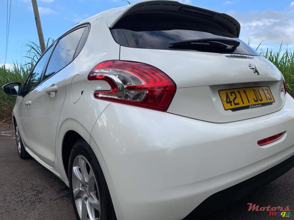 2013' Peugeot 208 photo #1