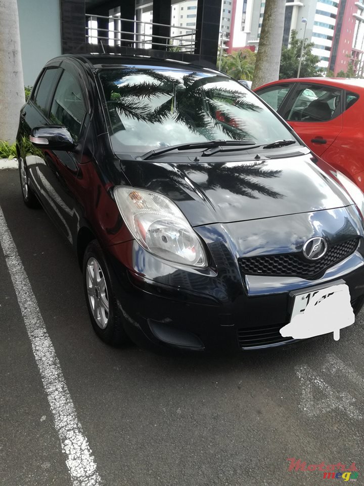 2009' Toyota Vitz photo #1