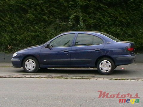 2002' Renault Megane photo #1