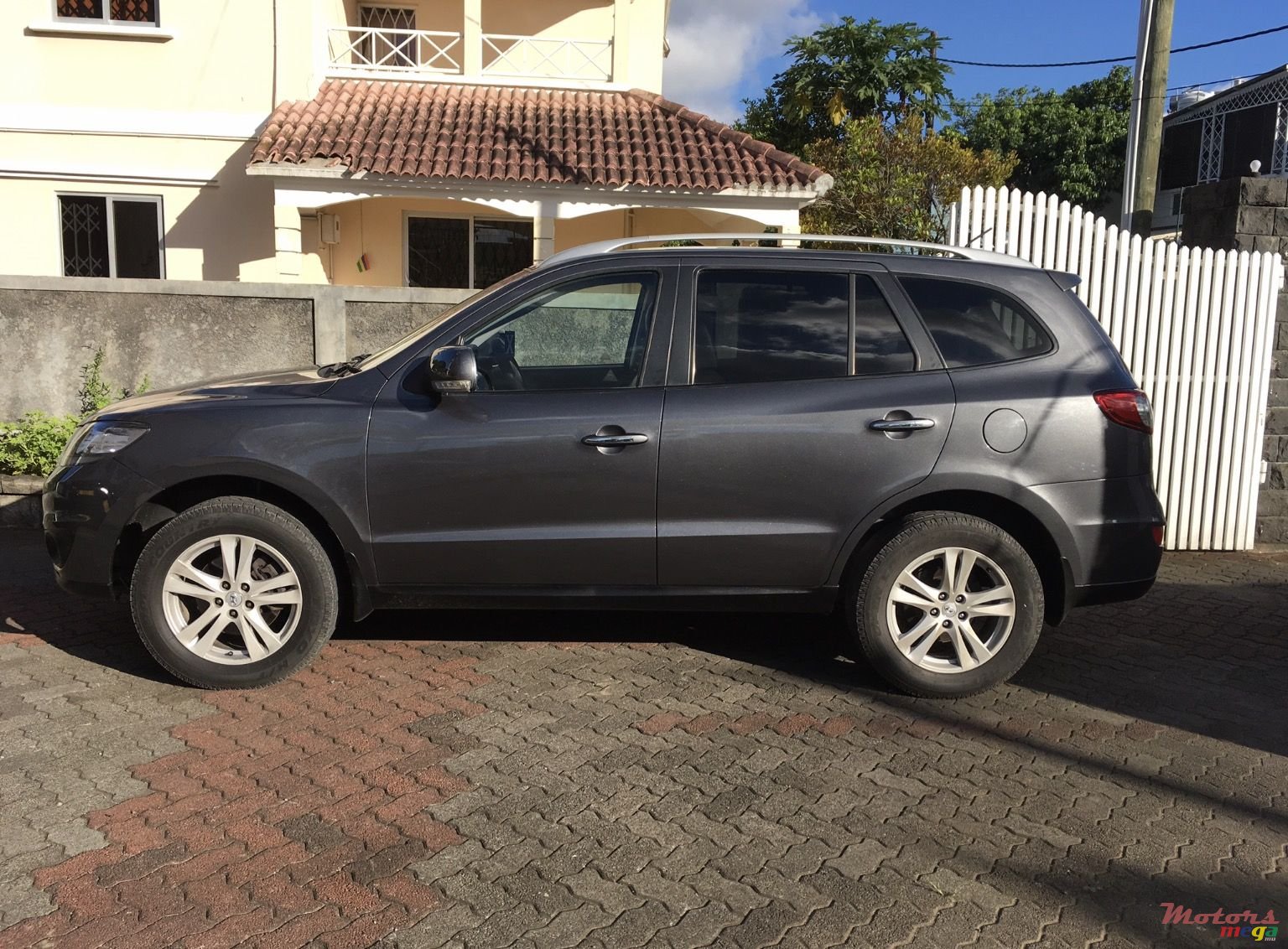 2010' Hyundai Santa Fe photo #1