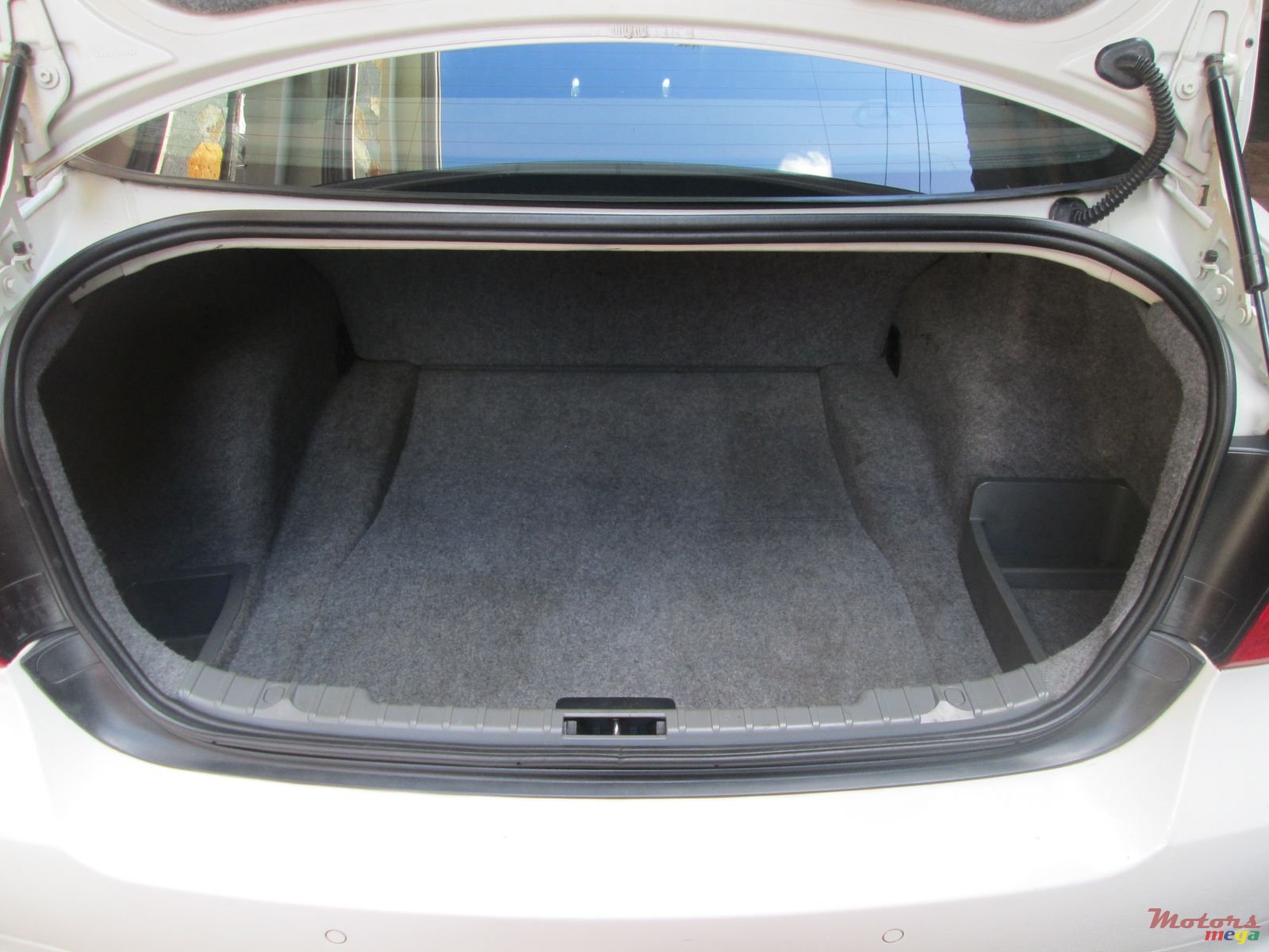 2011' BMW 320 i photo #7