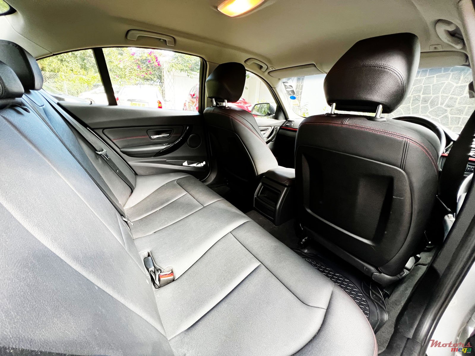 2013' BMW 320 photo #7