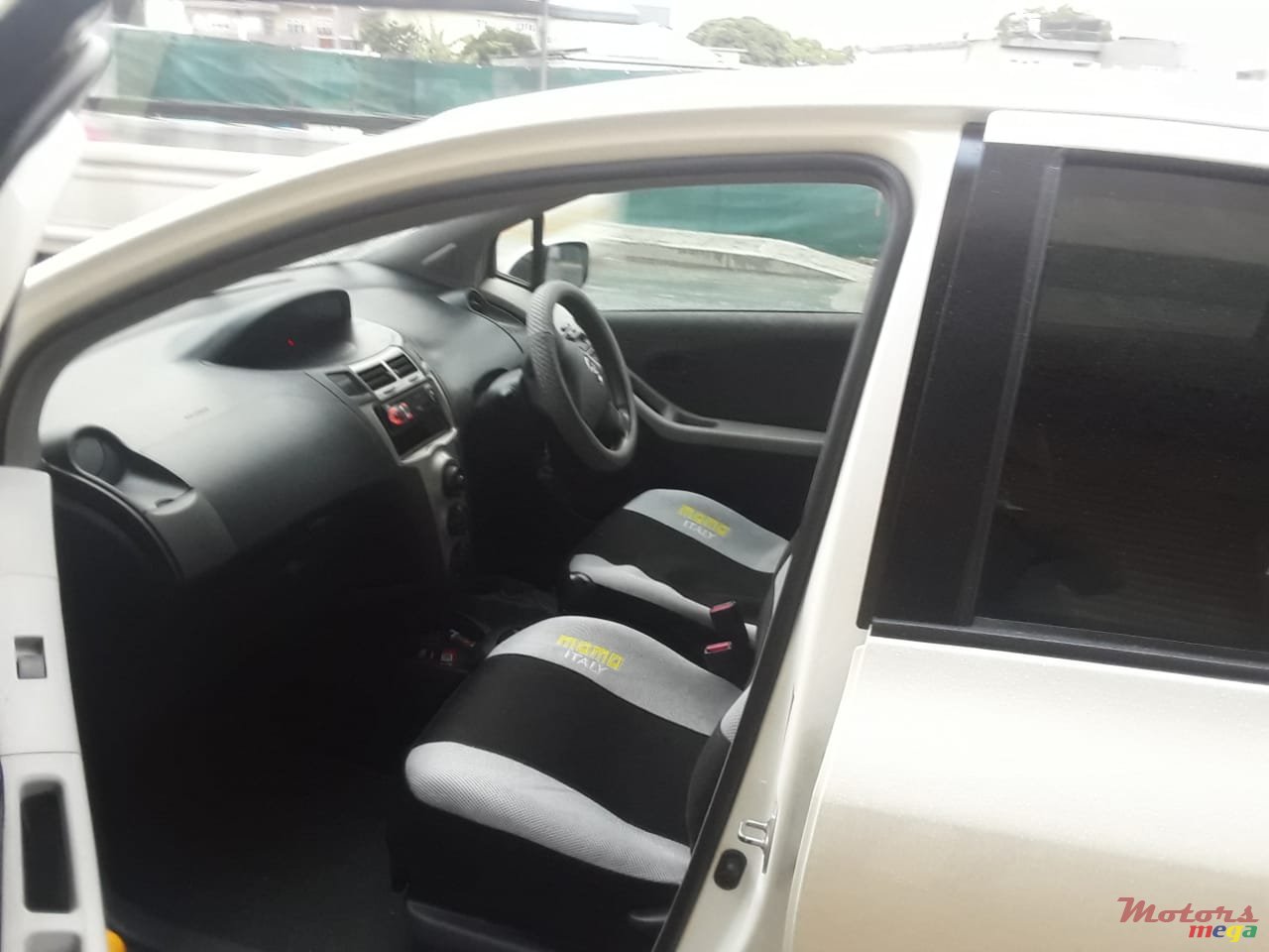 2009' Toyota Vitz photo #2