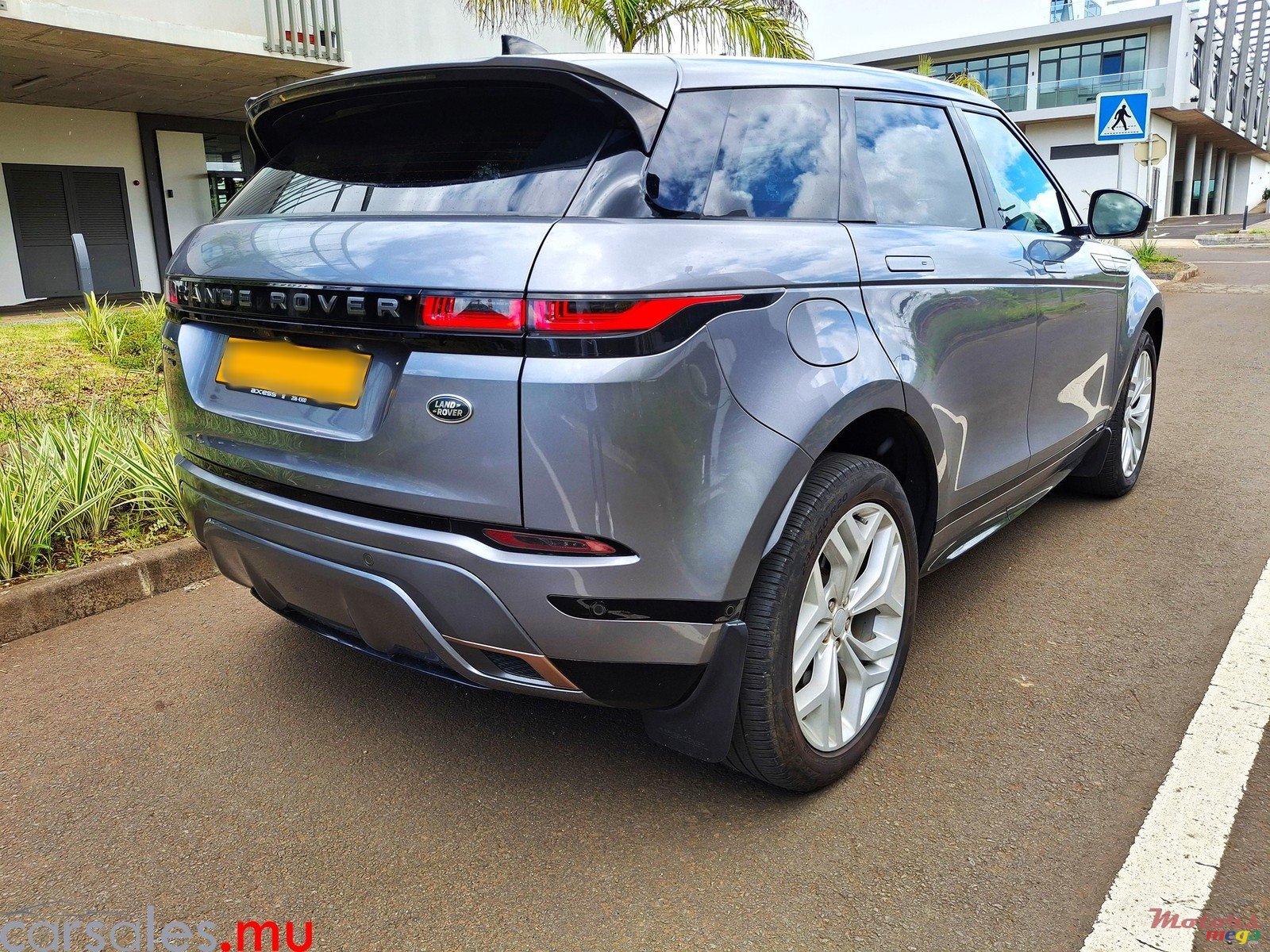 2021' Land Rover Range Rover Evoque P300e R-Dynamic photo #4