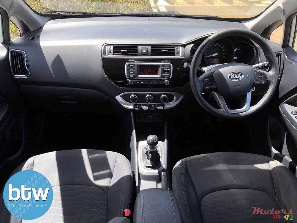 2015' Kia Rio photo #7