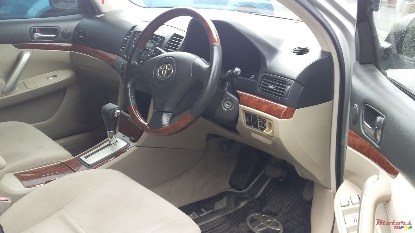 2004' Toyota Premio photo #3