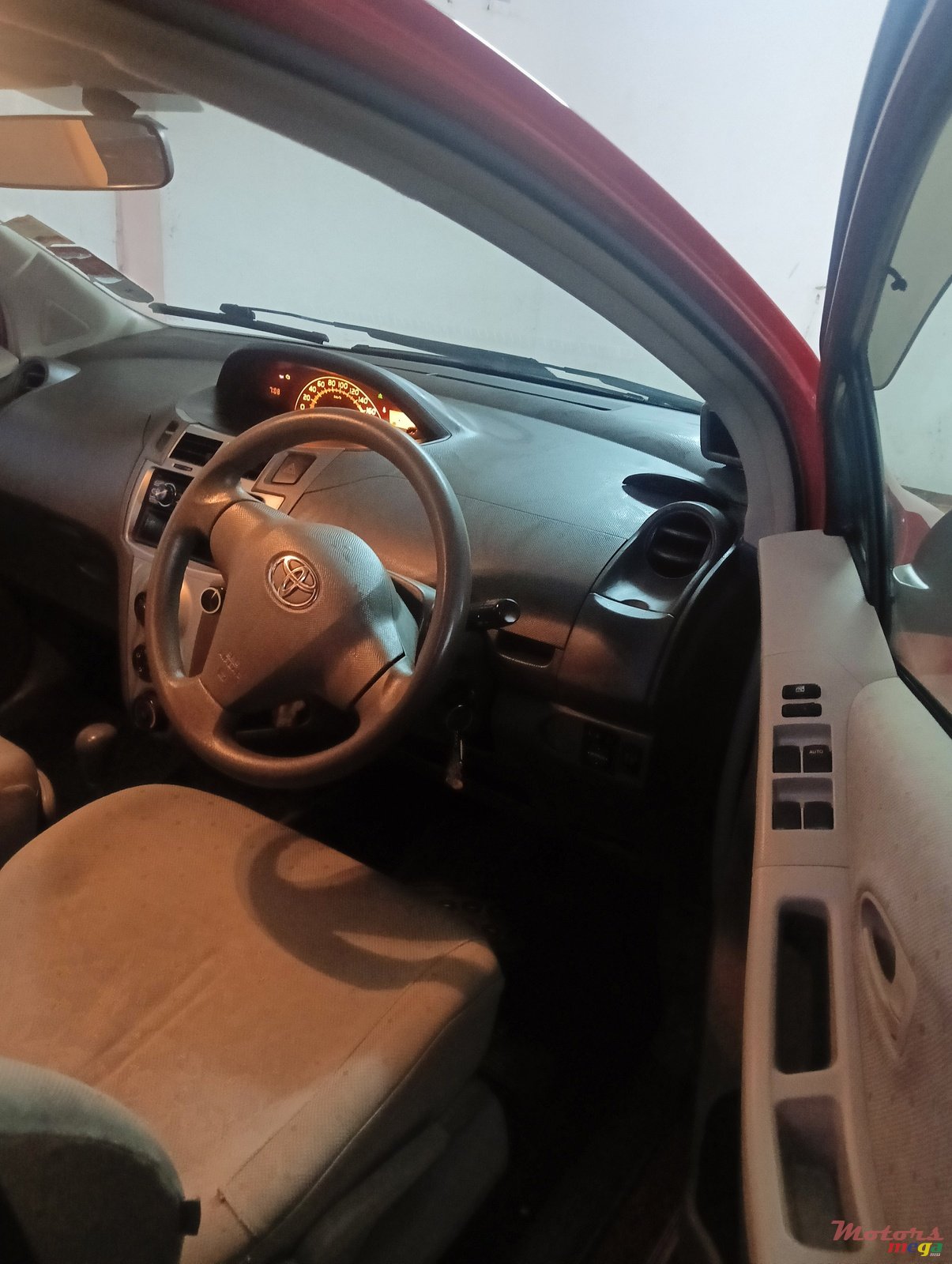 2009' Toyota Vitz photo #7