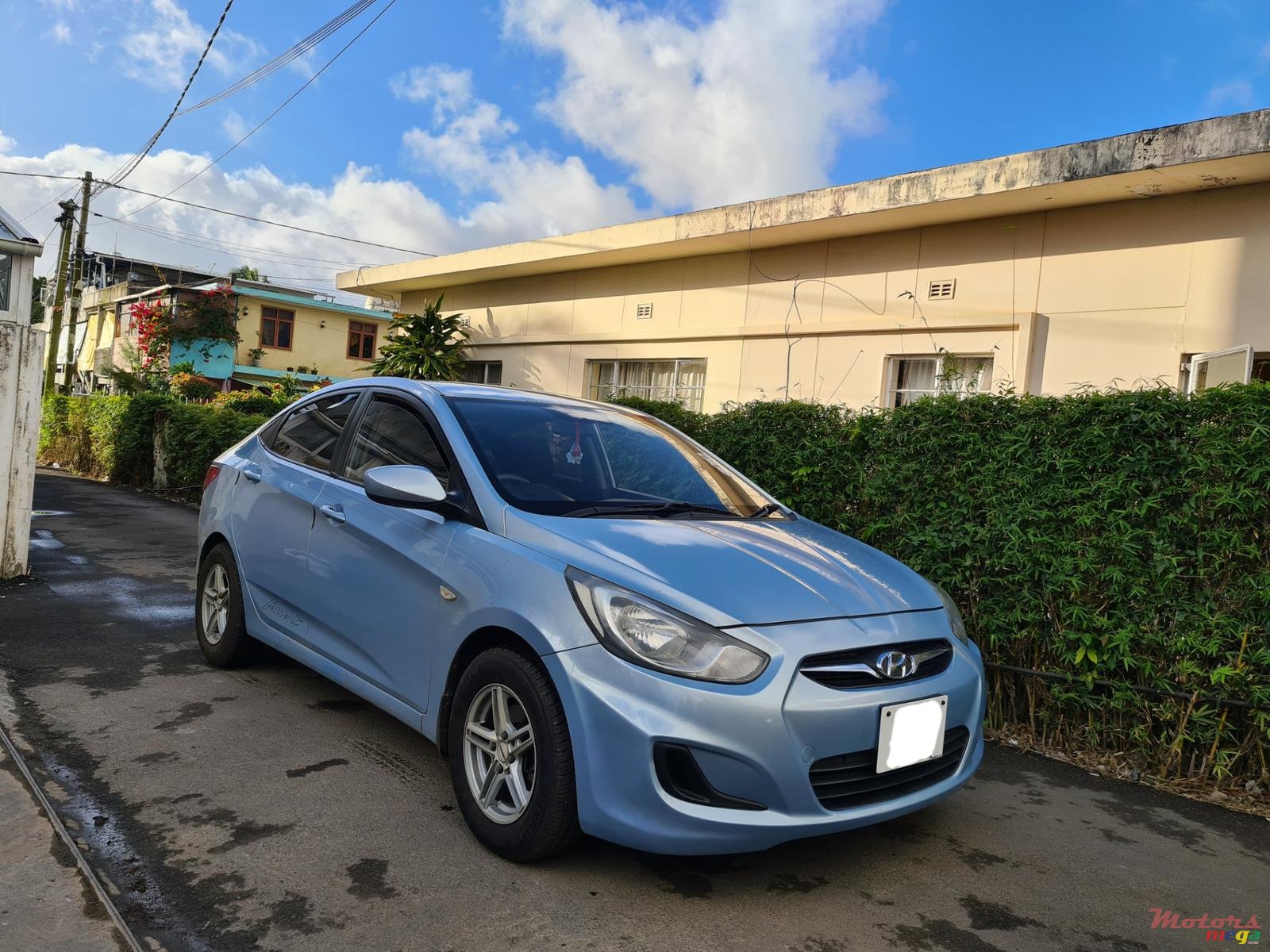 2012' Hyundai Accent Automatic photo #1