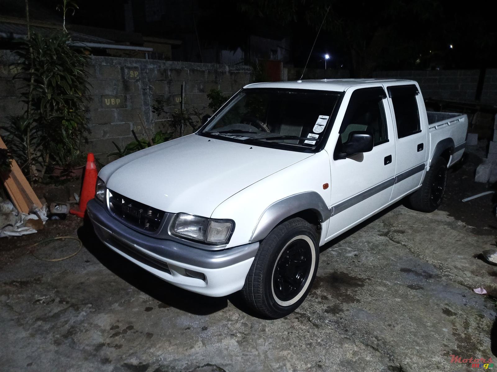 2001' Isuzu i-280 photo #2