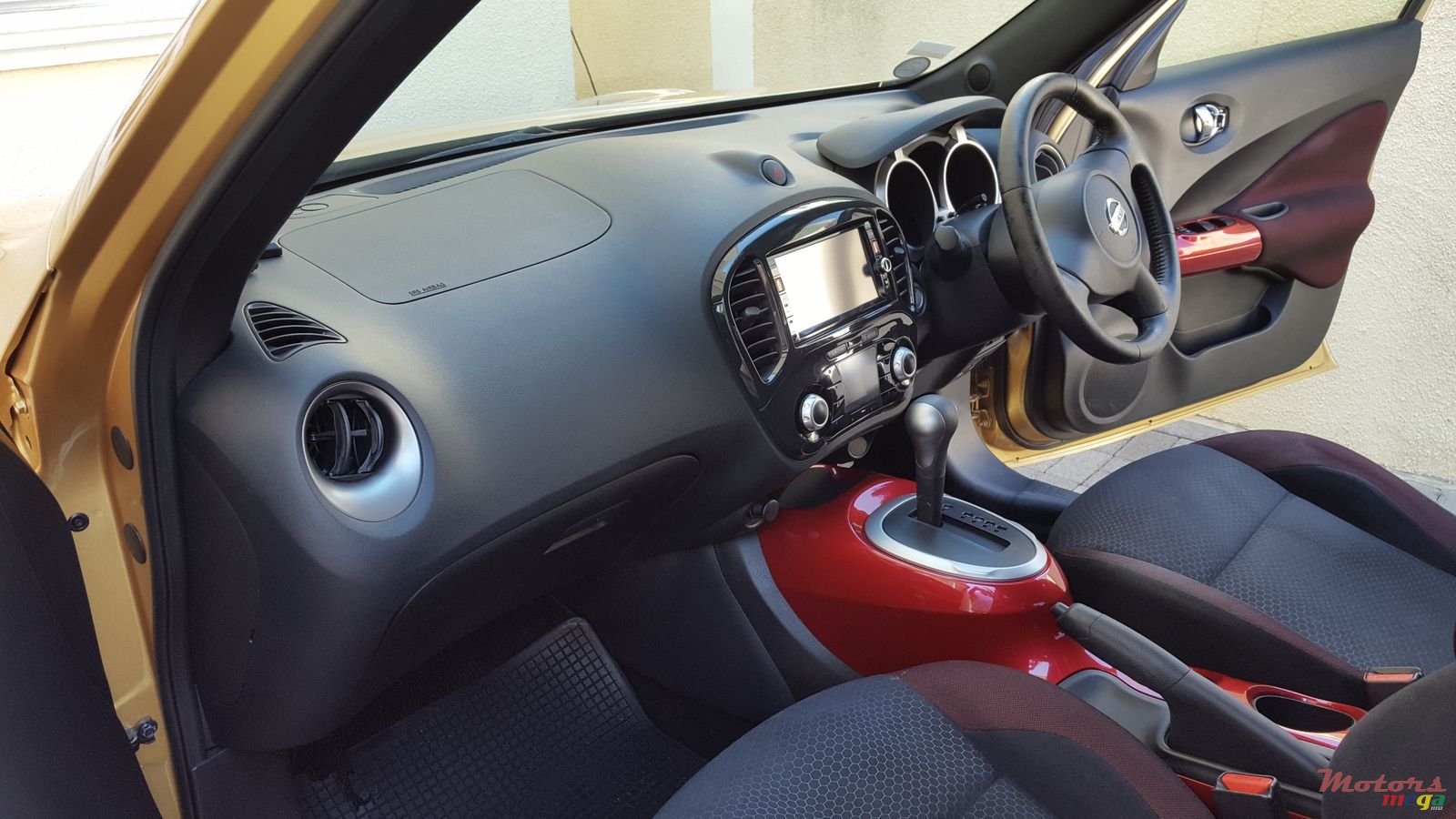 2013' Nissan Juke Hatchback photo #6